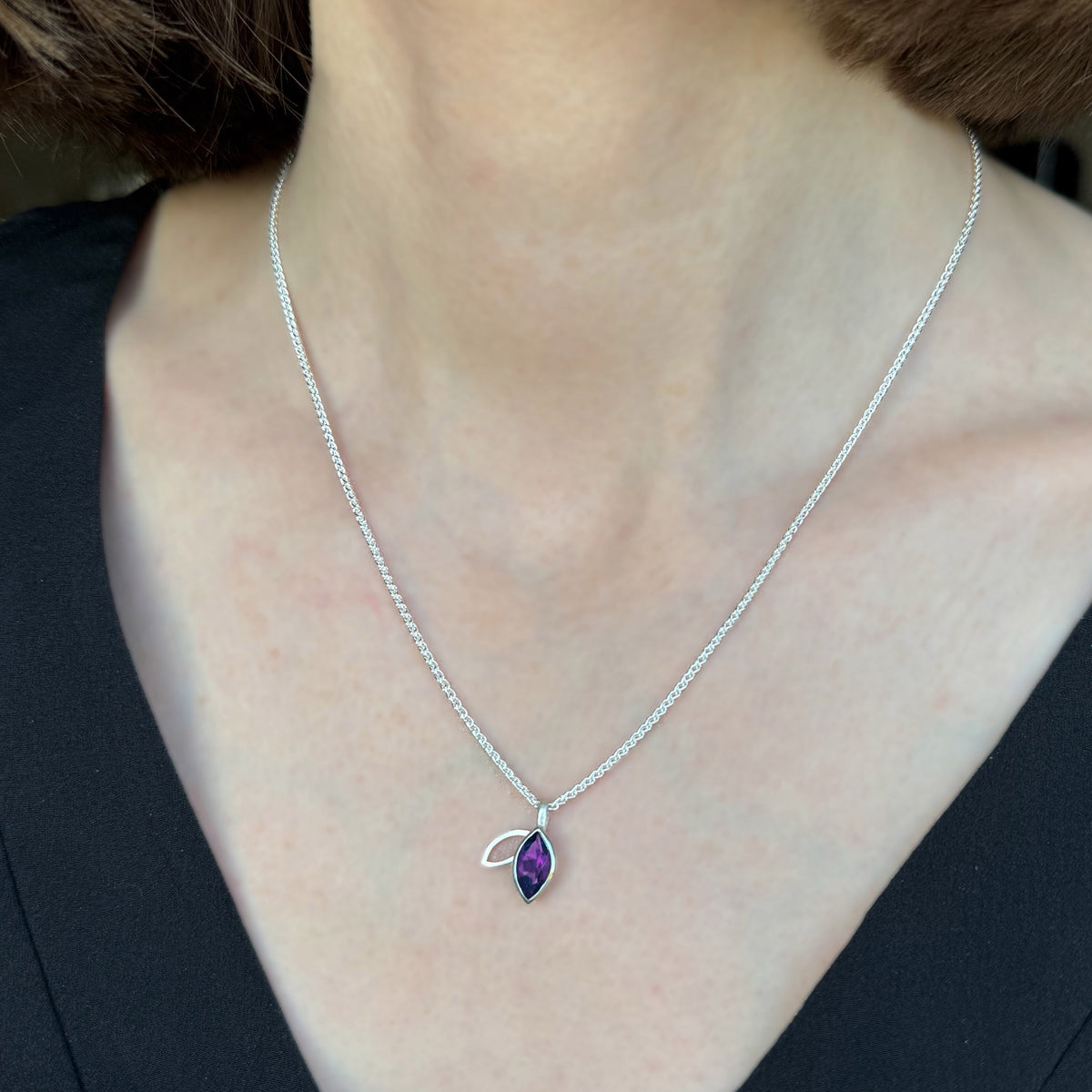 Facet line pendant with amethyst