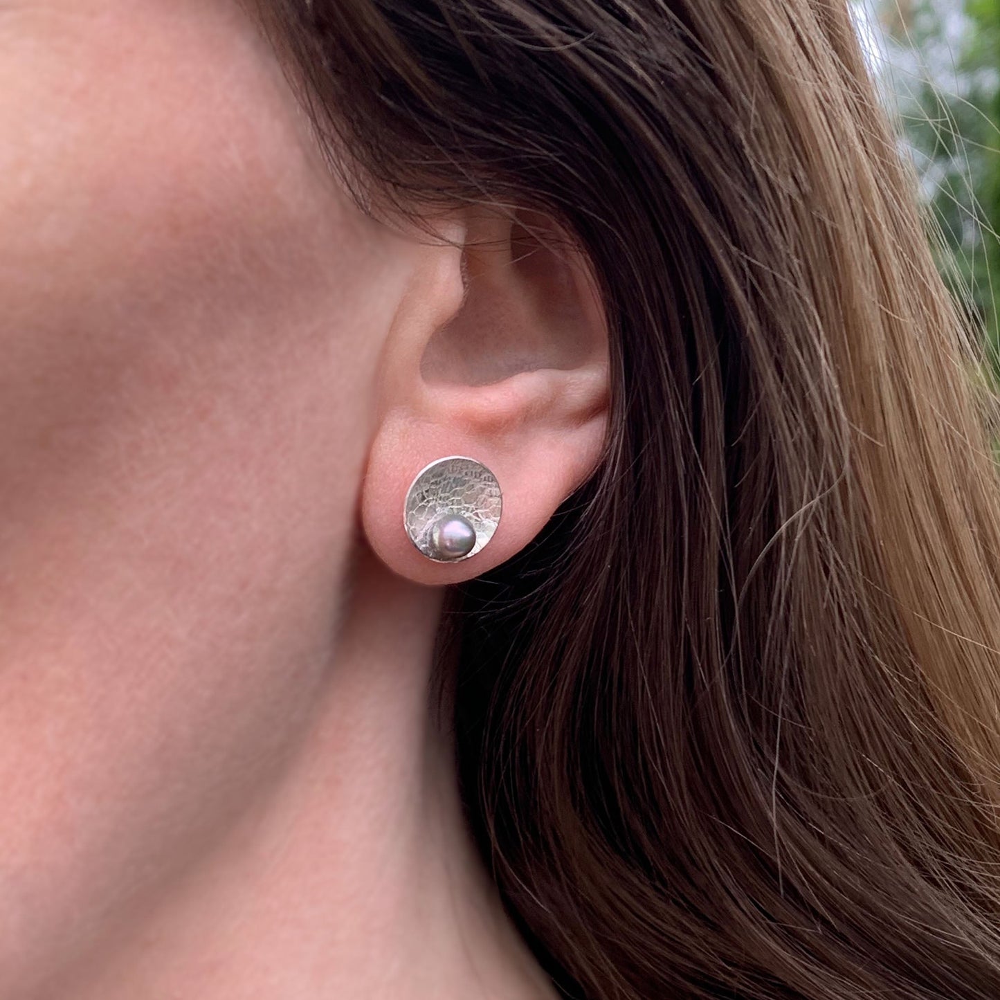 Kate Phipps Jewellery Domed circles stud earrings large lace textured silver with lilac grey pearl model photo