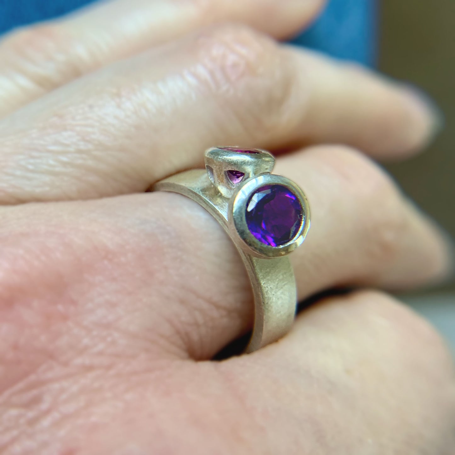 Kate Phipps Jewellery Scattered trillions ring duo ring silver with amethyst and rhodolite garnet model photo 1