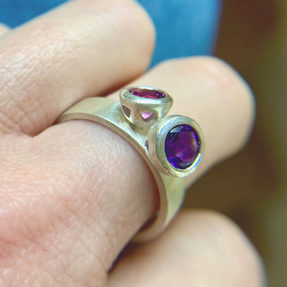 Kate Phipps Jewellery Scattered trillions ring duo ring silver with amethyst and rhodolite garnet model photo 3