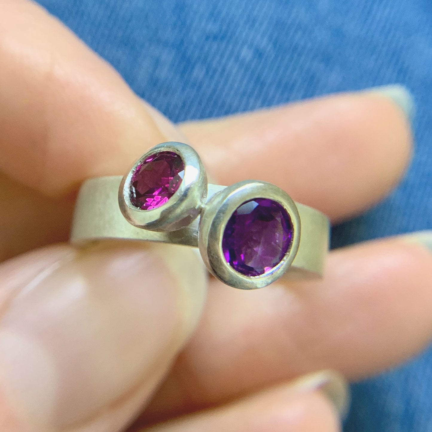 Kate Phipps Jewellery Scattered trillions ring duo ring silver with amethyst and rhodolite garnet model photo 4