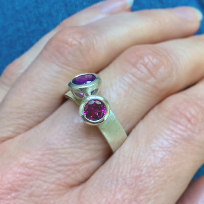 Kate Phipps Jewellery Scattered trillions ring duo ring silver with amethyst and rhodolite garnet model photo 6