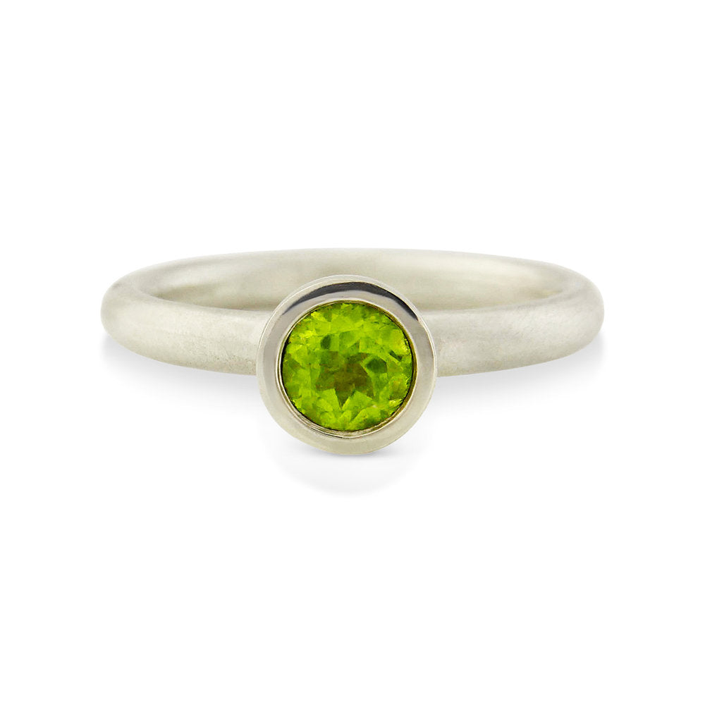 Kate Phipps Jewellery Scattered trillions ring silver and peridot