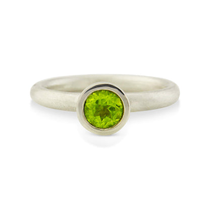 Kate Phipps Jewellery Scattered trillions ring silver and peridot
