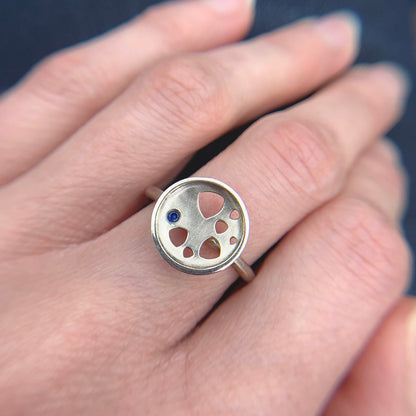 Kate Phipps Jewellery Scattered trillions ring silver dish with blue sapphire model photo 1