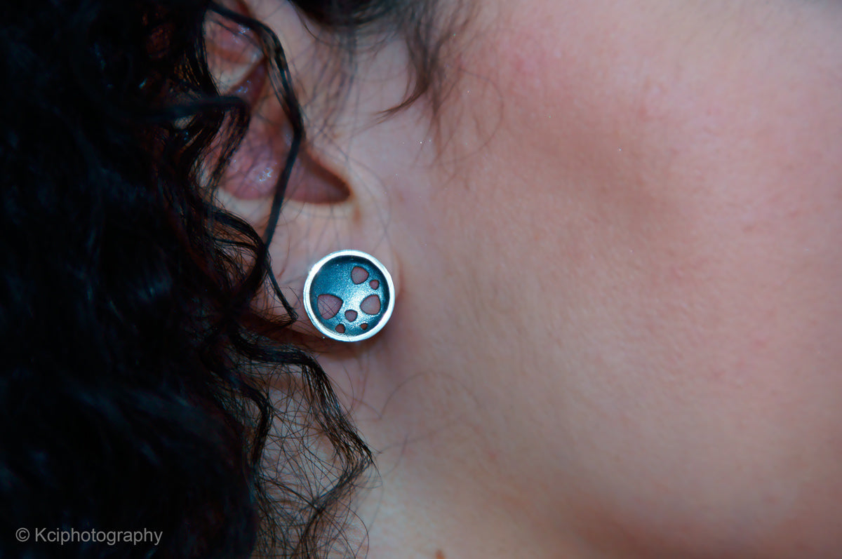 Kate Phipps Jewellery Scattered trillions stud earring oxidised silver model photo