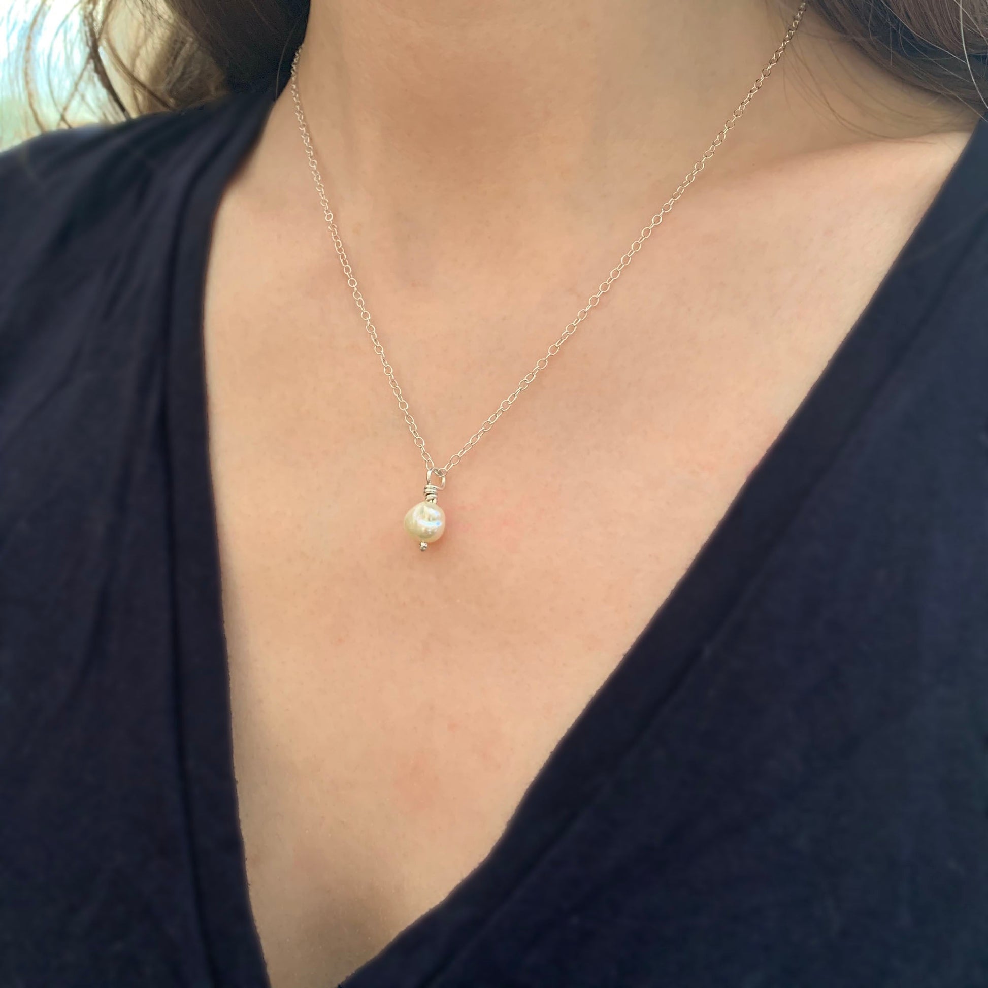 Kate Phipps Jewellery Simple elegance necklace white pearl on silver trace chain model photo