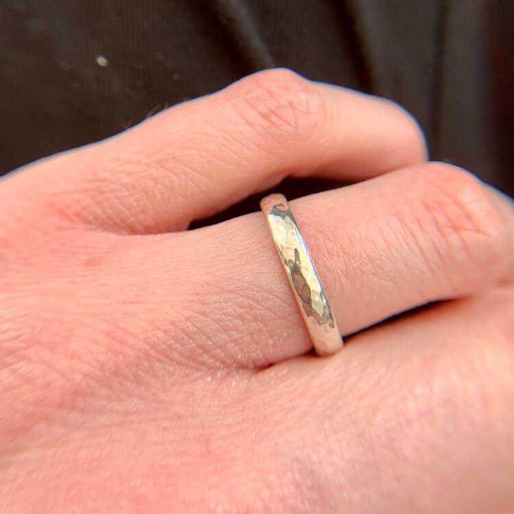 Kate Phipps Jewellery Simple elegance ring 3mm wide polished silver hammered model photo